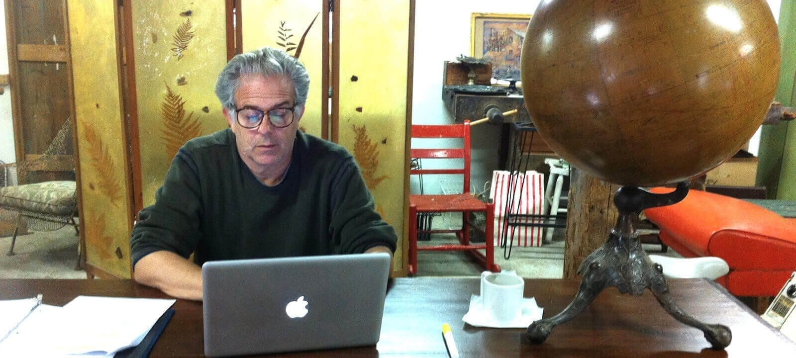 Hudson Valley author Neil Cohen working at his laptop